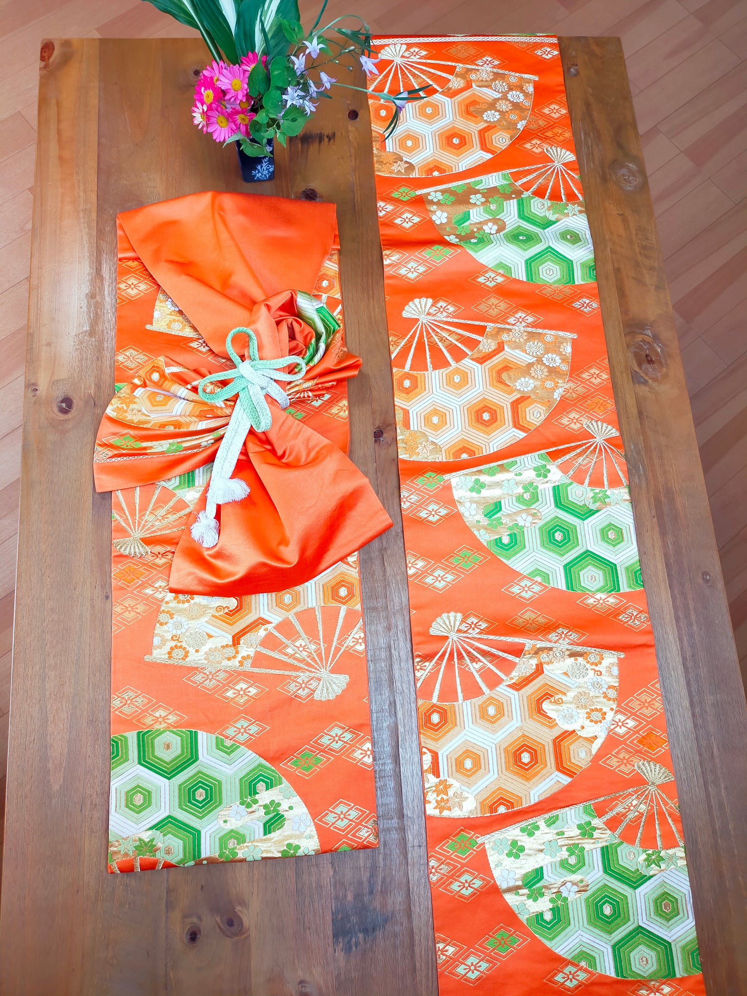 タペストリー 赤橙 扇子亀甲 模造刀刀壁掛け 創作掛け軸  帯アート 和風インテリア Tapestry F02