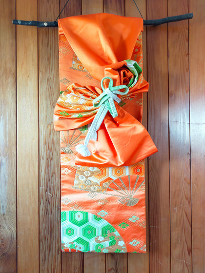 タペストリー 赤橙 扇子亀甲 模造刀刀壁掛け 創作掛け軸  帯アート 和風インテリア Tapestry F02