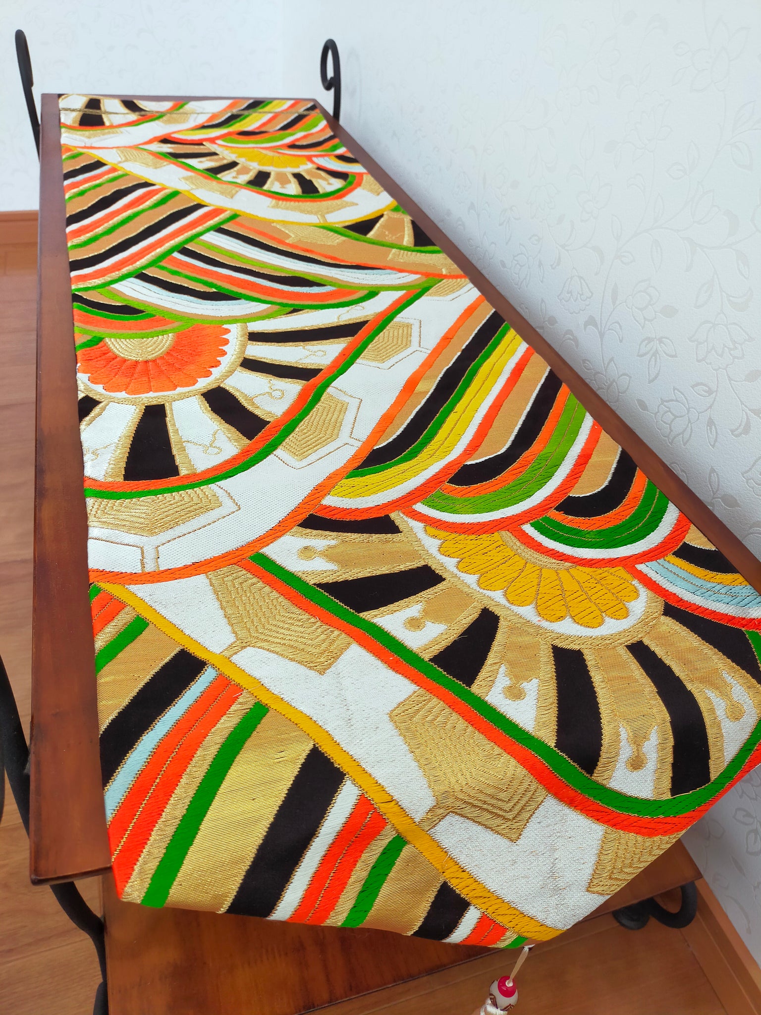 タペストリー テーブルランナーのセット 黒金 正絹 模造刀刀壁掛け 創作掛け軸  帯アート 和風インテリア Tapestry F05
