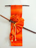 帯タペストリー  オレンジ色 高級正絹 模造刀刀壁掛け 創作掛け軸  帯アート 和風インテリア Tapestry F09