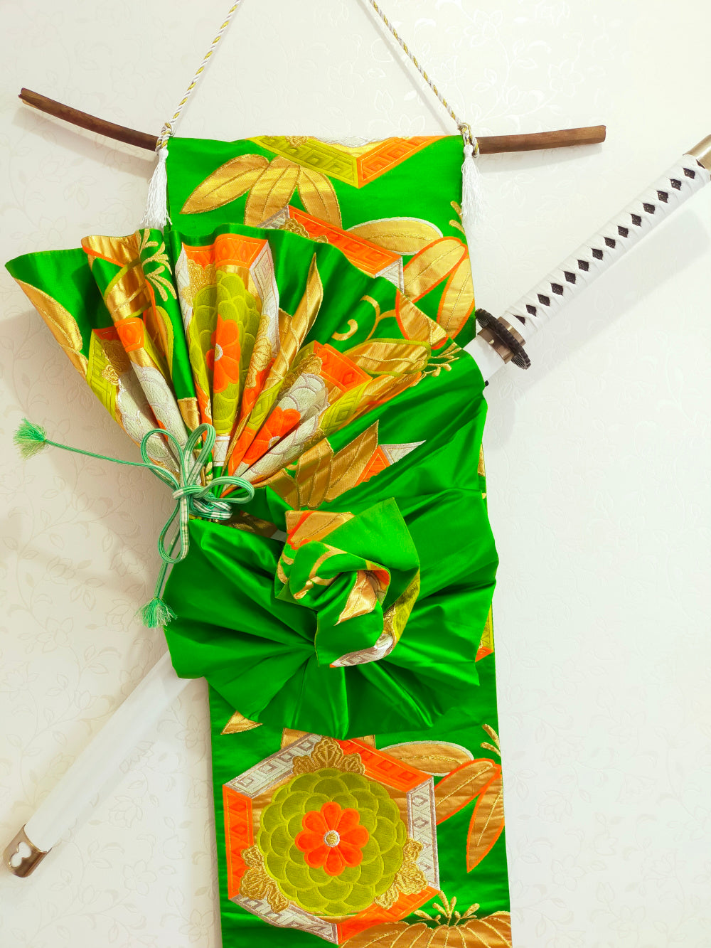 タペストリー  緑菊 笹 吉祥文様 模造刀刀壁掛け 創作掛け軸  和モダンインテリア Tapestry F10