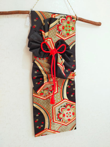 タペストリー  七宝 亀甲 花 吉祥文様 黒金 模造刀刀壁掛け 創作掛け軸  和モダンインテリア Tapestry F12